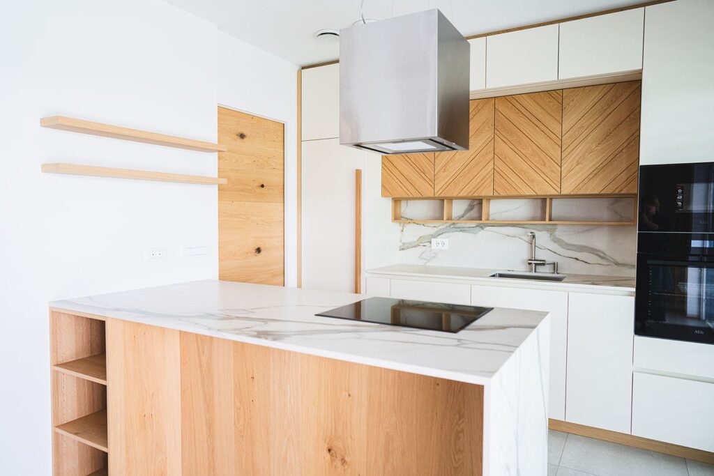 Kuhinja s hrastovim otokom, kuhalno ploščo in napo