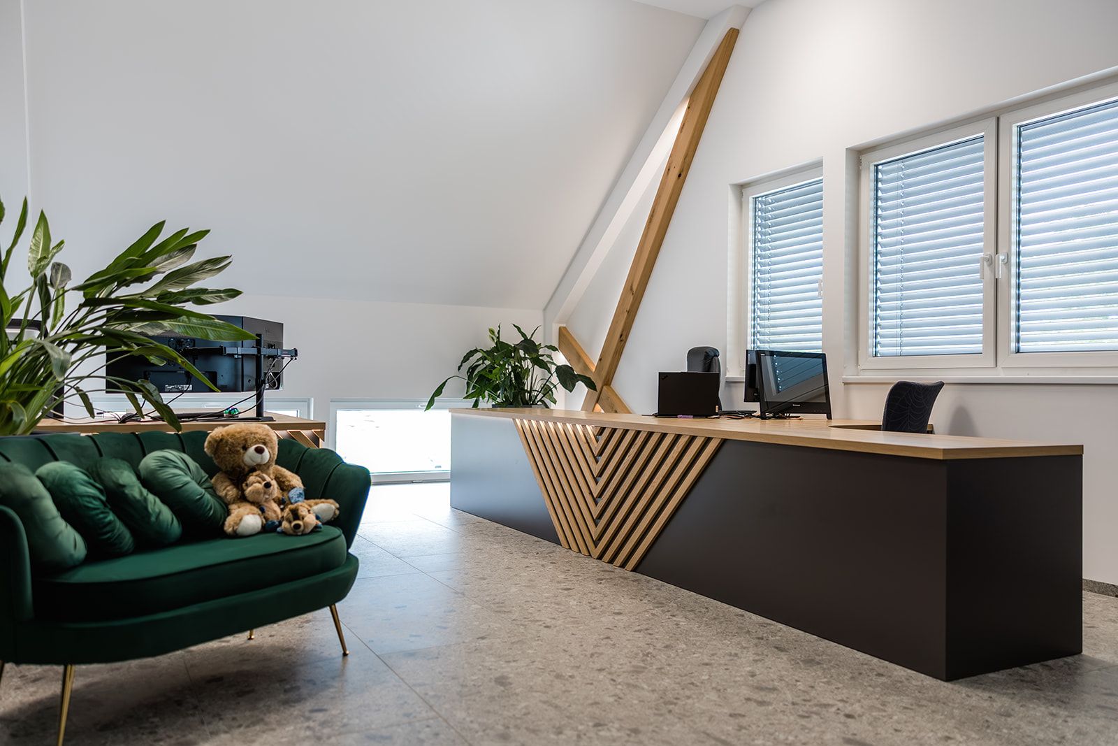 Recepcija z diagonalnimi hrastovimi letvami in zelenim žametnim kavčem