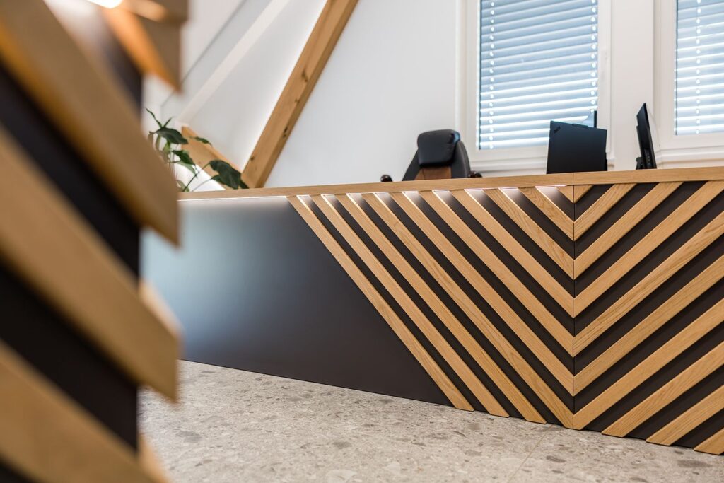 Recepcijski pult s hrastovimi letvami v vzorcu ribje kosti